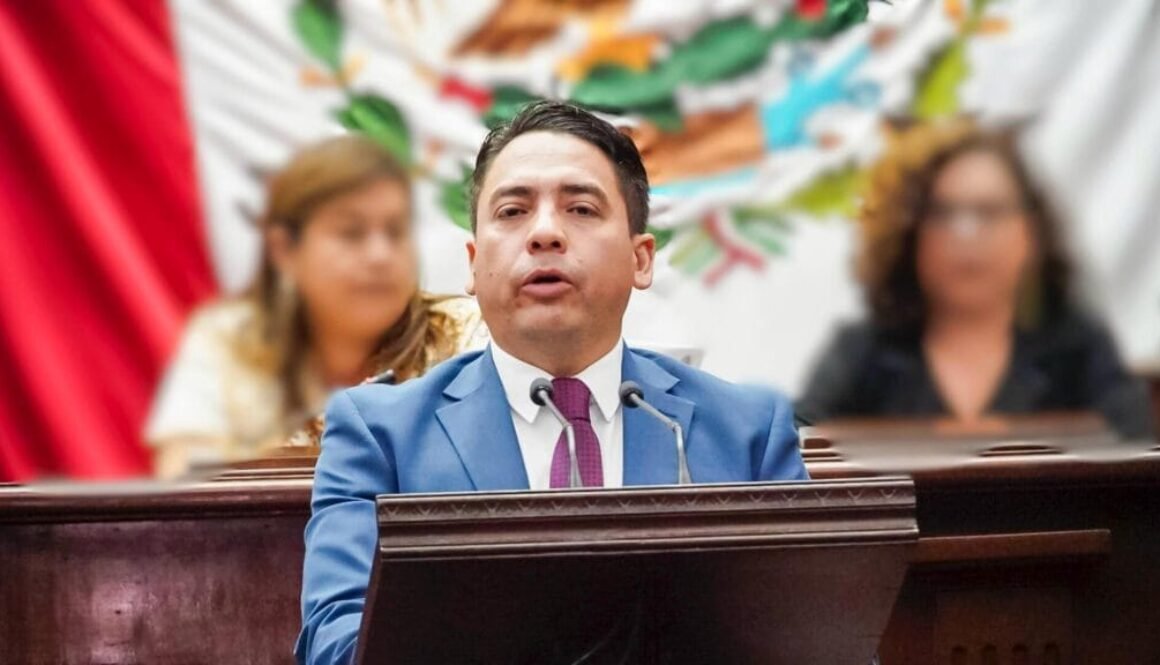 Diputado Iván Arévalo Vera presenta iniciativa para regular el derecho de vía, mejora del entorno y la seguridad vial en Michoacán