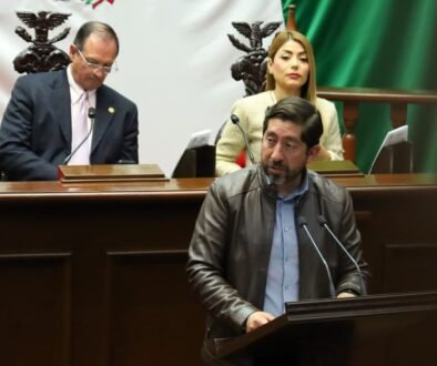 Abraham Espinoza presenta iniciativa para prohibir que niñas y niños viajen sin protección en motocicletas